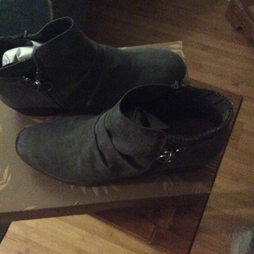 Super Cute suede Ankle booties NIB Elephant grey.